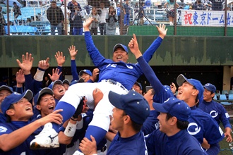 稲場監督の胴上げ（6月5日　第3代表決定戦）