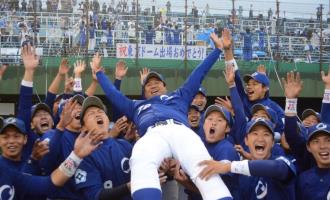 稲場監督の胴上げ（5月30日）