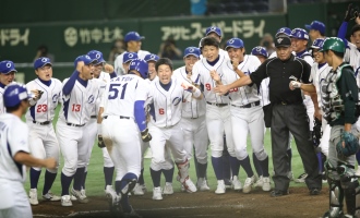 ホームインする加藤選手を待ち構える選手たち