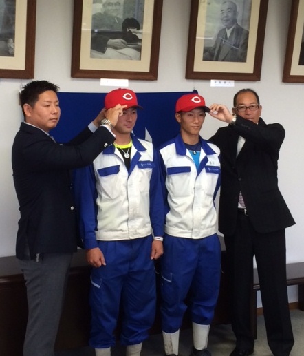 ドラフト指名選手（左から、広島・松本スカウト、船越選手、西川選手、同・白武スカウト部長）