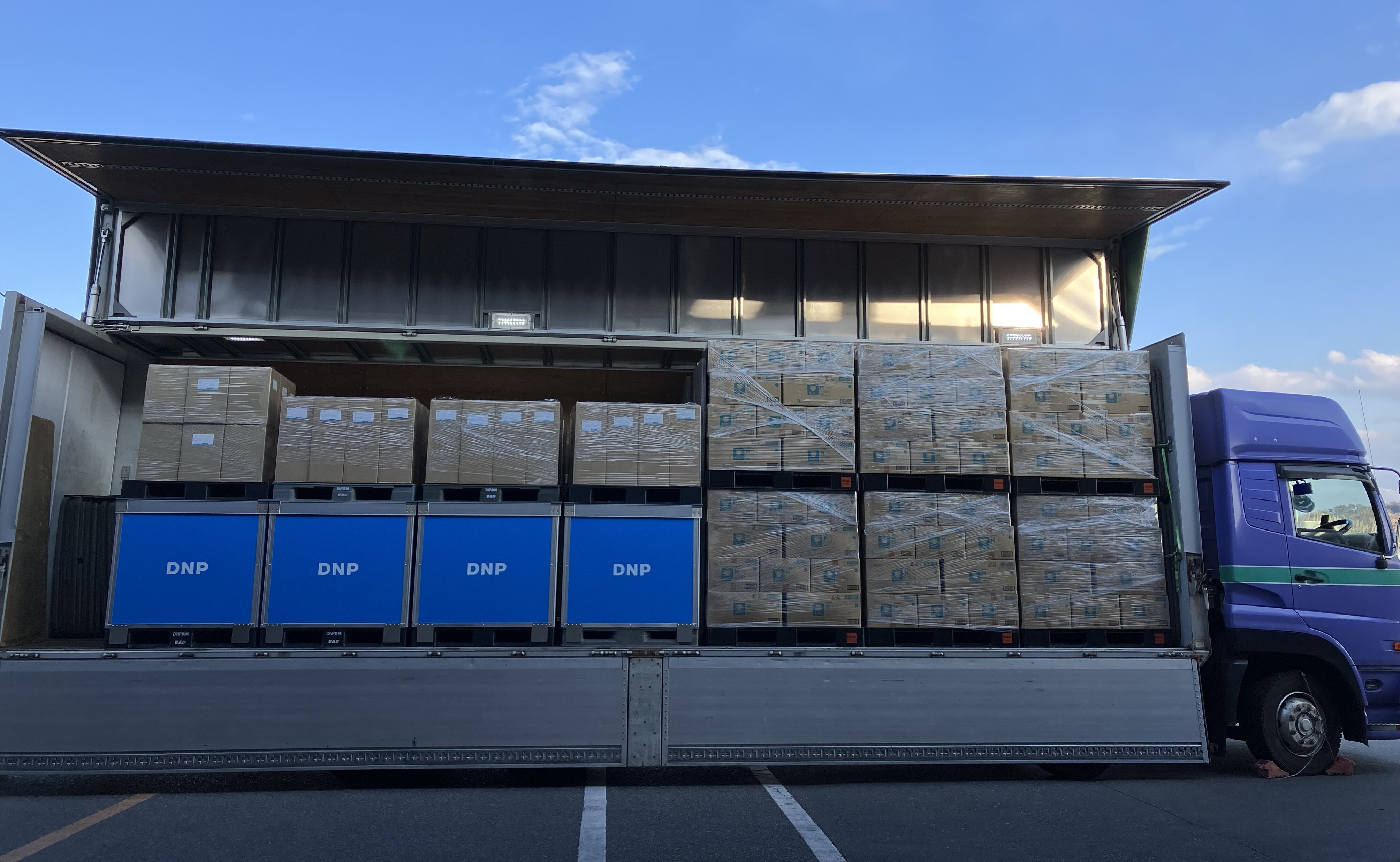 画像：株式会社DNPロジスティクスのトラック