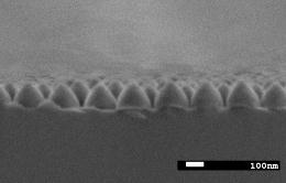新規開発した作製例（ピッチ200nm、アスペクト比0.85)の断面画像